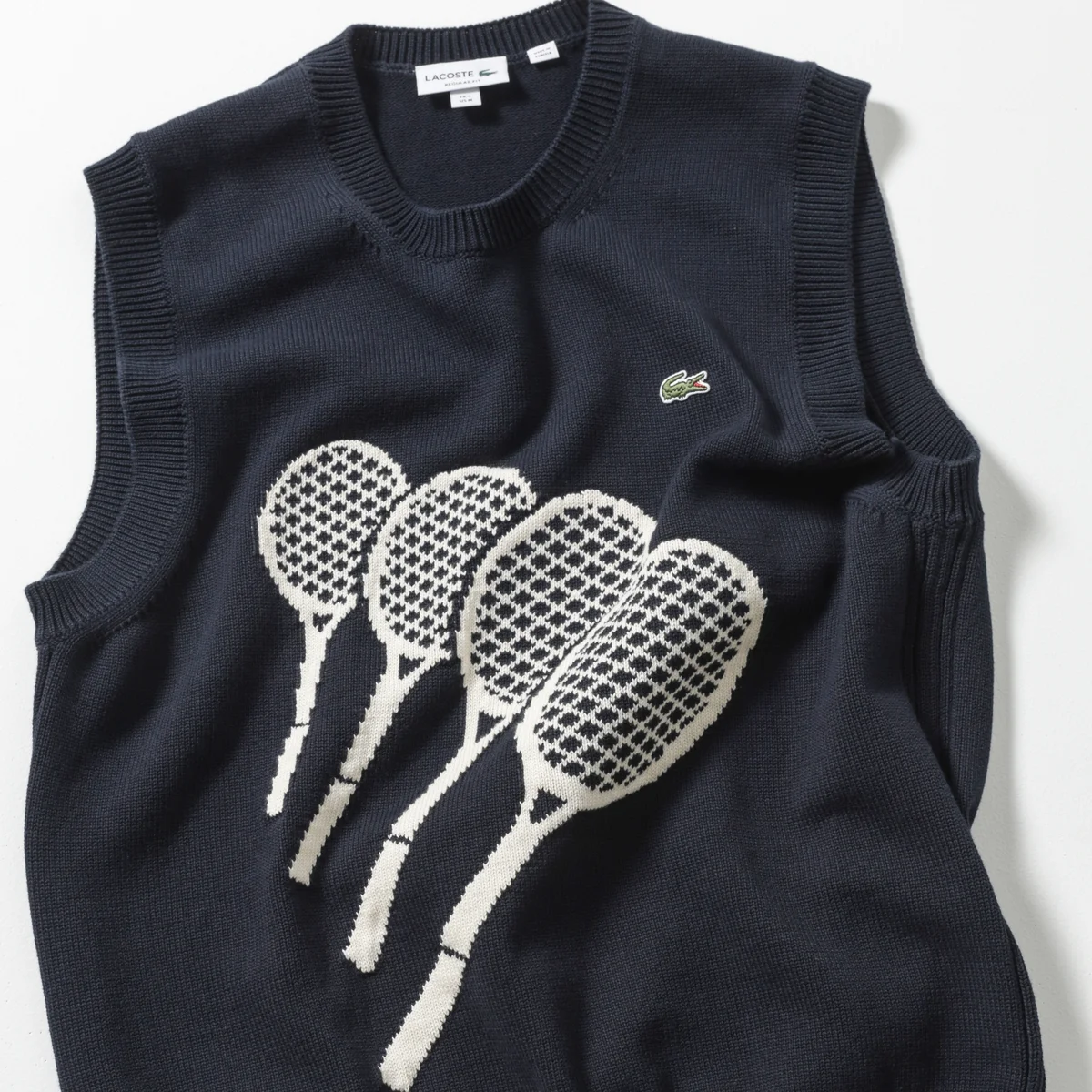 LACOSTEのラケット柄ニットベスト