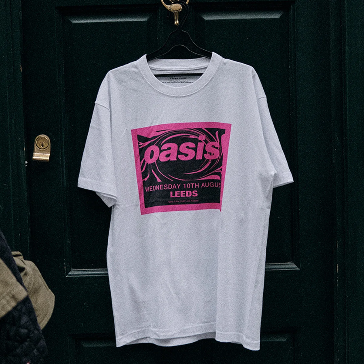【大人のバンドTシャツ】大好評「オアシス」コラボが再び。アダム エ ロぺでしか買えないスペシャルな新作全部見せ