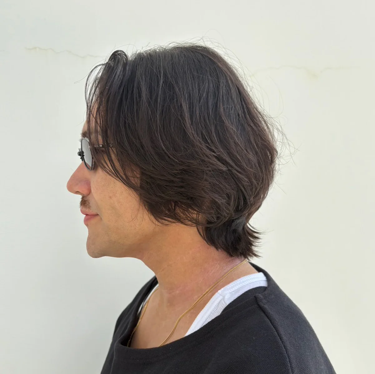 「直毛の人はパーマで表情をつける」