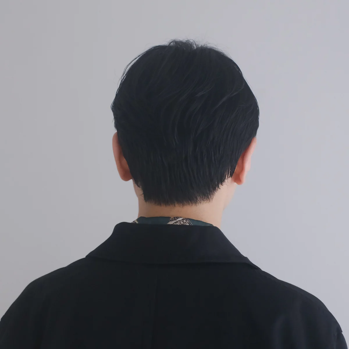 「ぺたっとしやすい前髪を、立ち上げて大人な表情に」