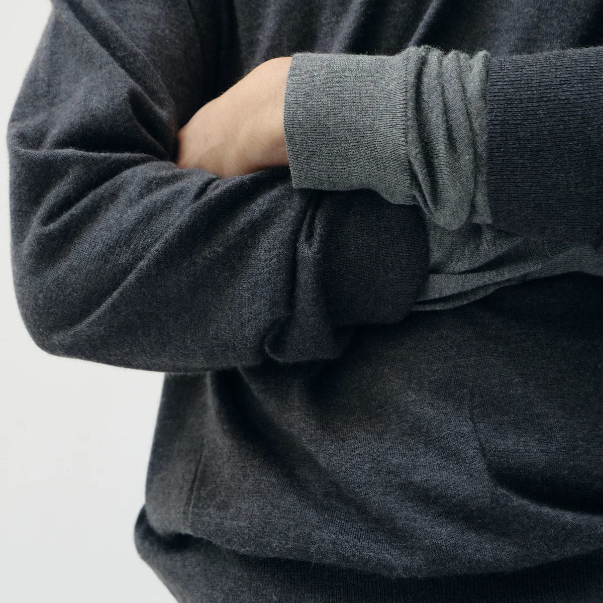 【大人が買うべきニット】年間180日着られる「cash & barba」。カシミヤ×シルクの黄金比率で実現したクルーネック&カーディガンが狙い目