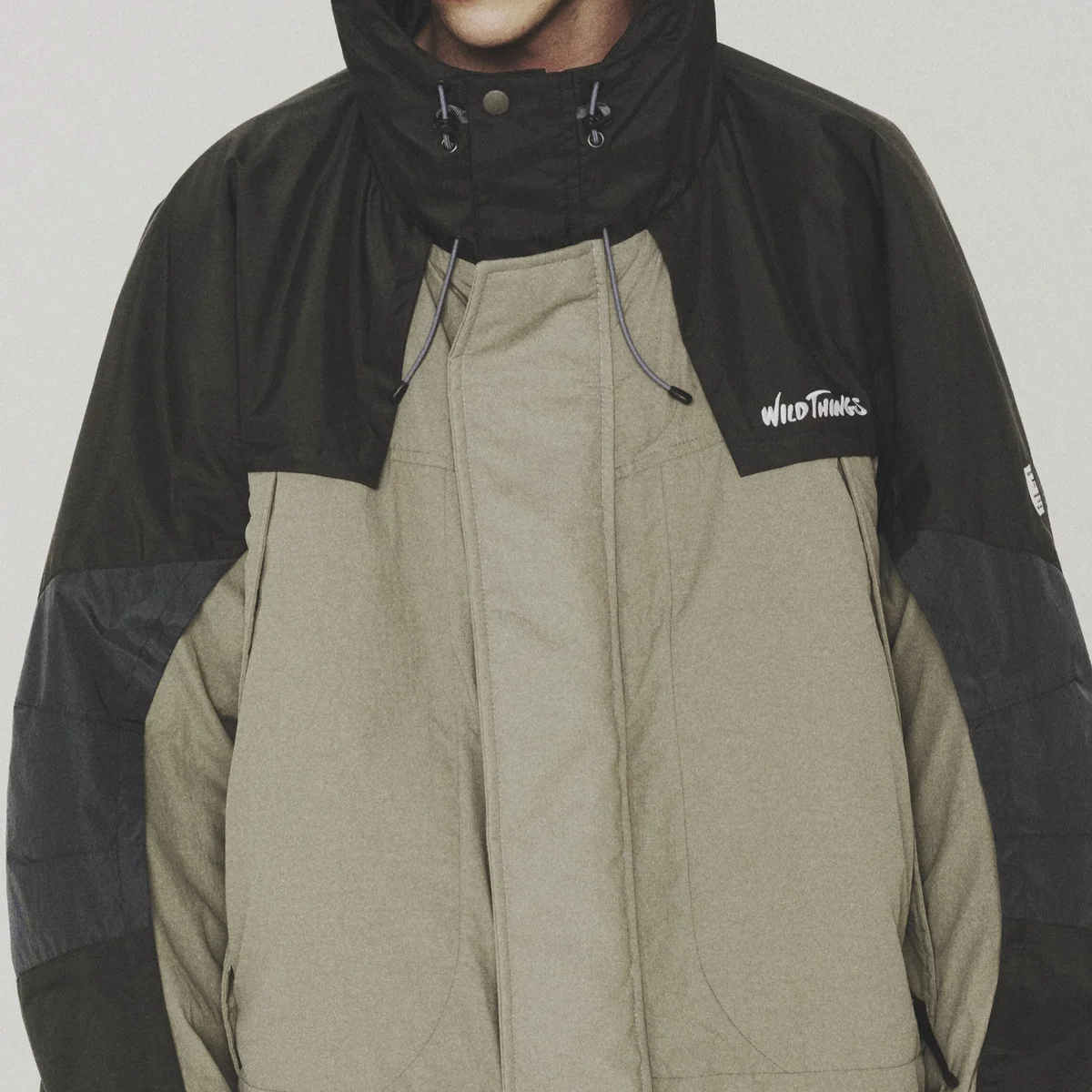 【大人の秋冬アウター】完売必至。「ワイルドシングス」の名作にミリタリーの要素をプラスしたトリプルコラボが買い