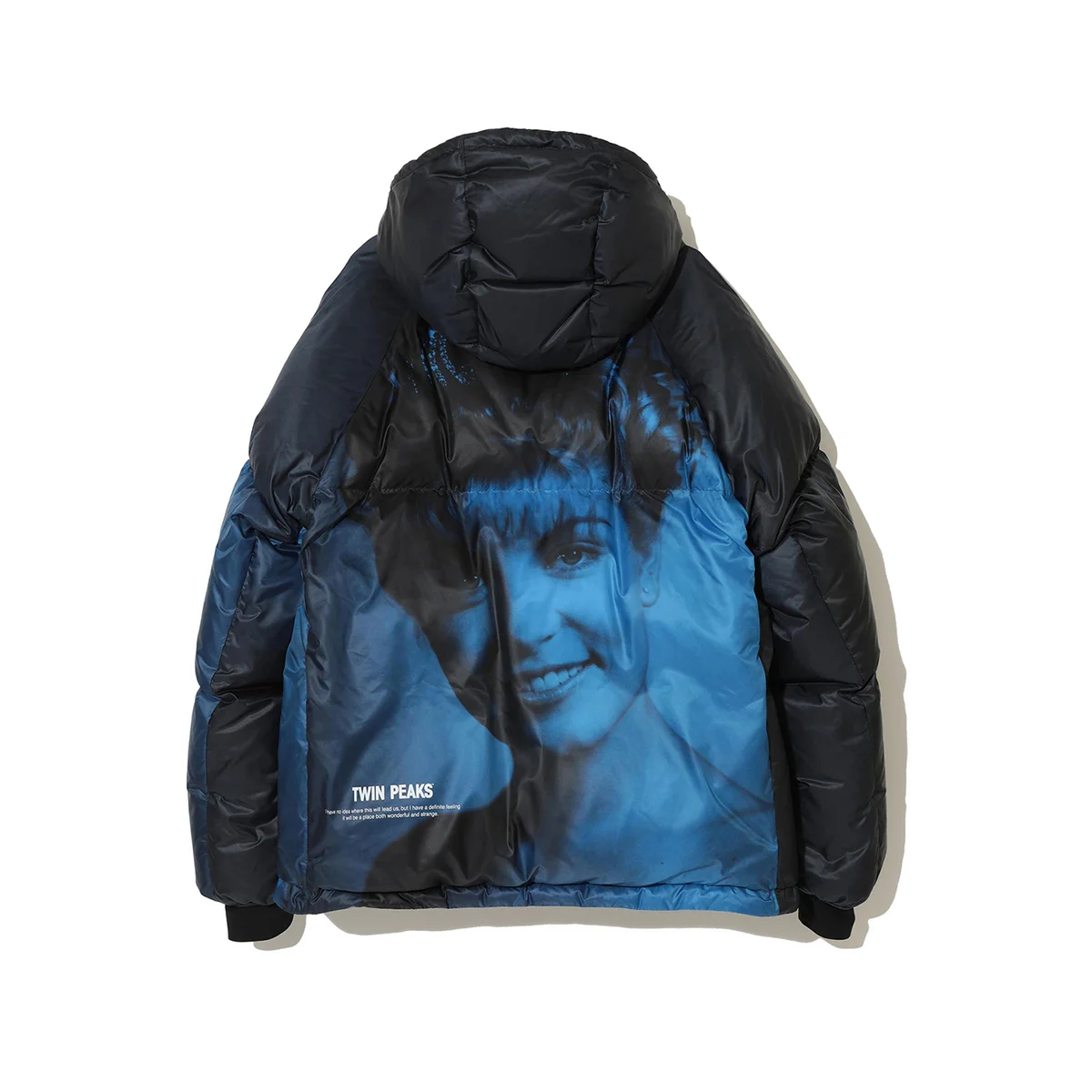 「ツイン・ピークス×アンダーカバー」が2度目のコラボ。誰がローラ・パーマーのダウンを作ったのか？【2月7日発売】