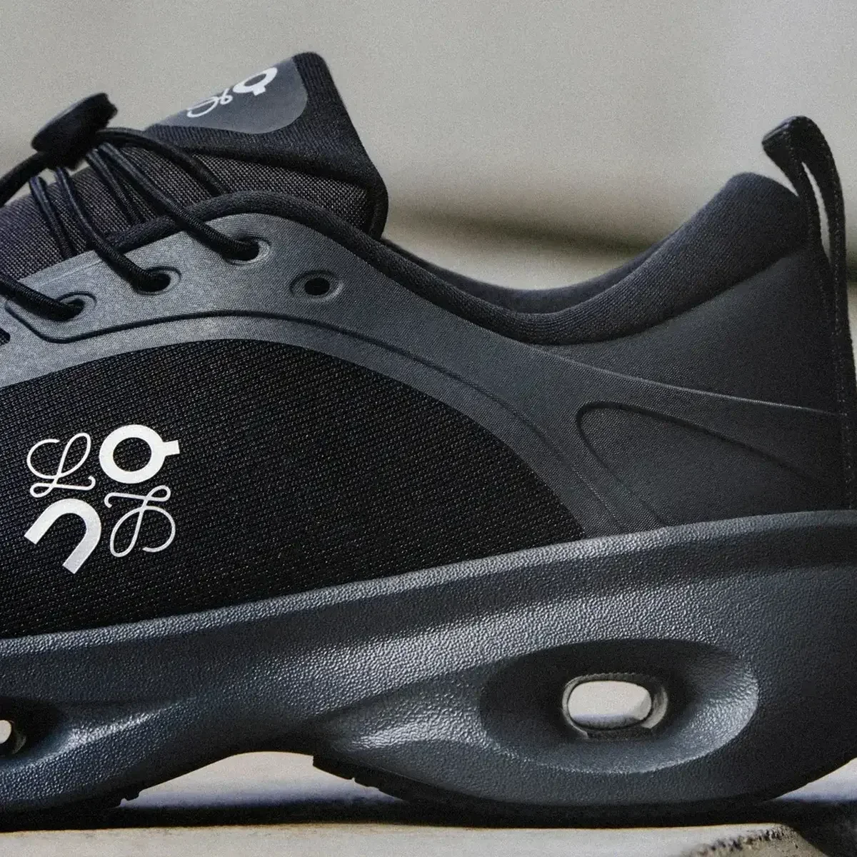 【差がつく大人のスニーカー】ロエベ × オン、コム デ ギャルソン・オム× ニューバランス... 秋に買うべき「コラボ・別注モデル」まとめ