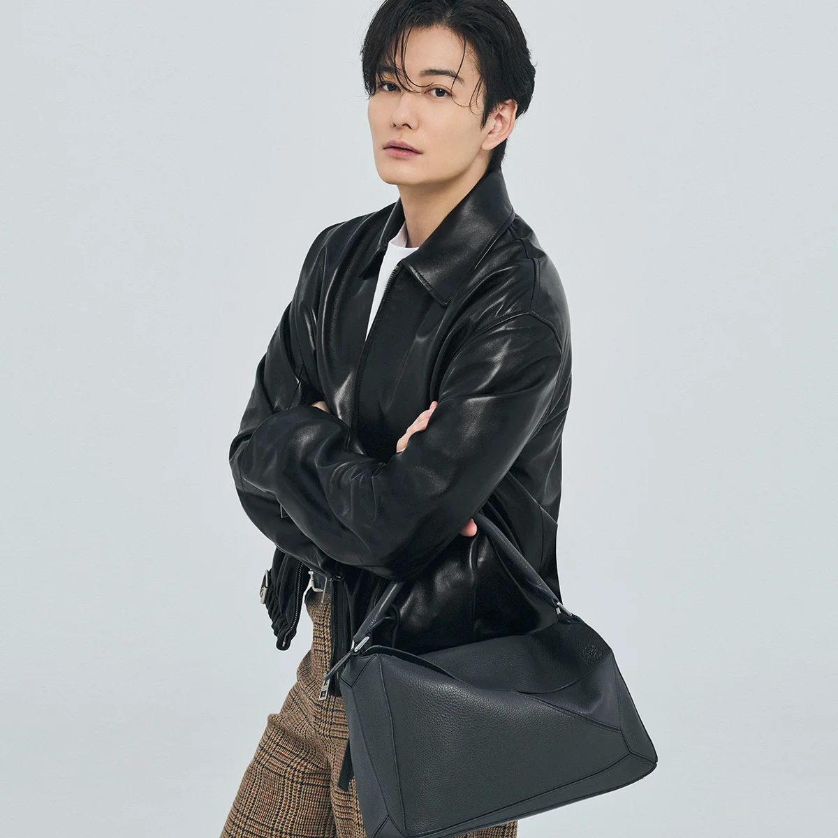 岡田将生、アート＆クラフトなロエベを嗜む