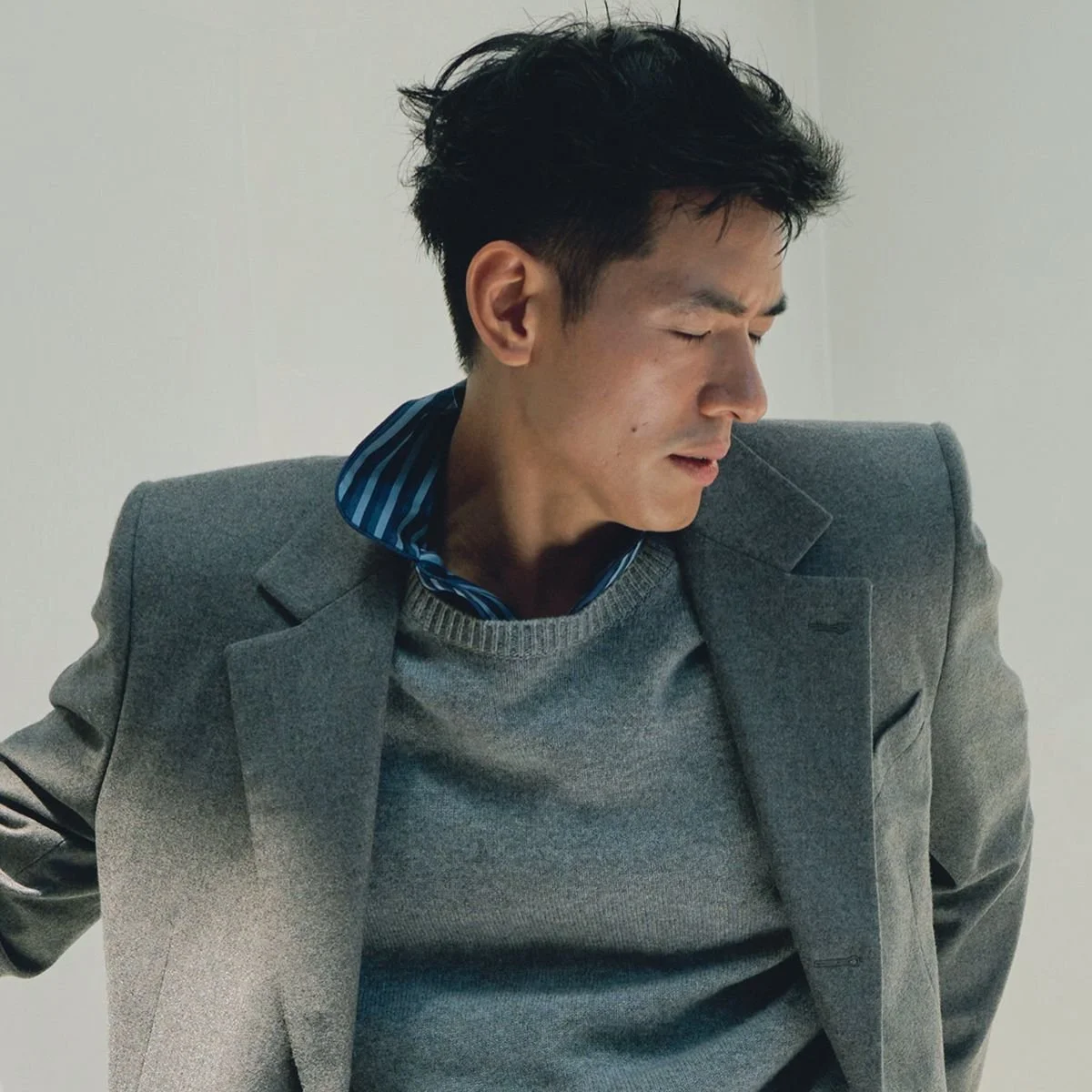 俳優・中島歩が着る「脳を甘やかす服」【セリーヌのグレージャケット、ニット、パンツ】