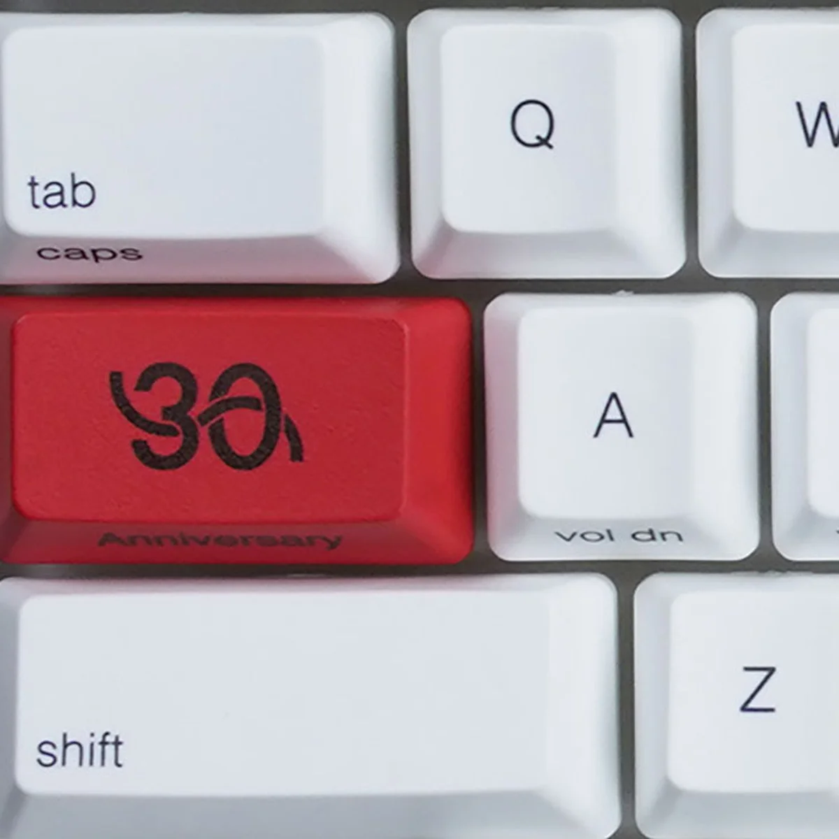 【こだわる大人のキーボード】「HHKB」が30周年。史上最軽量“フェザータッチ”の記念モデルが限定発売