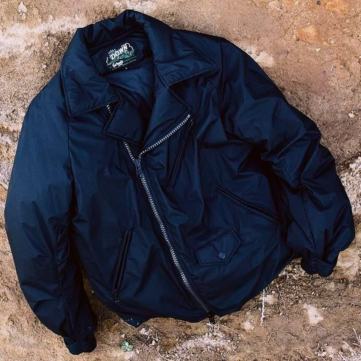 【差がつく大人のダウン】らしさ全開。「ナンガ×ショット」防水ダブルライダース型ダウンに注目