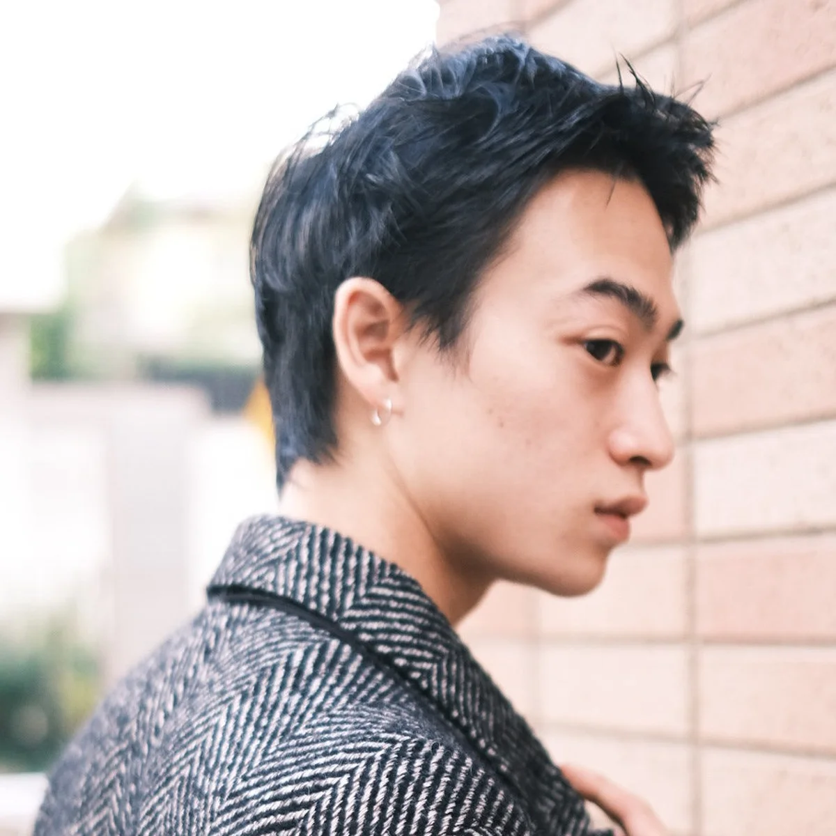 「動きが出にくい直毛には、ザクッとした束感で遊びをプラス」