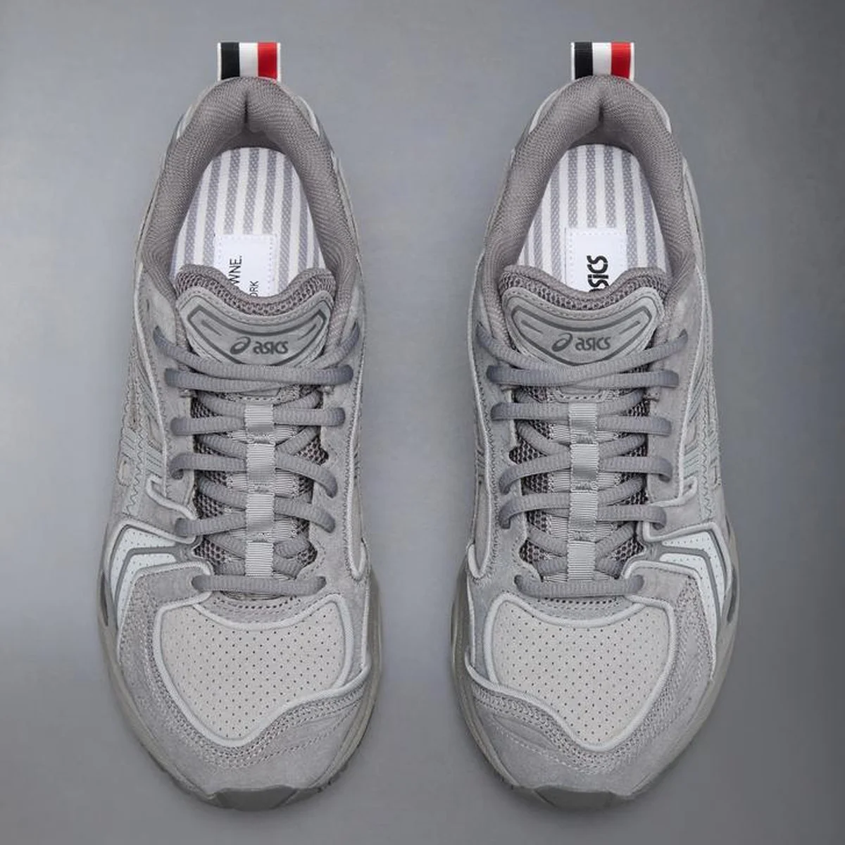 【差がつく大人のアシックス】「トム ブラウン」との初コラボスニーカー、特別なGEL-KAYANO 14に注目。白、黒、グレー、春はどれにする？