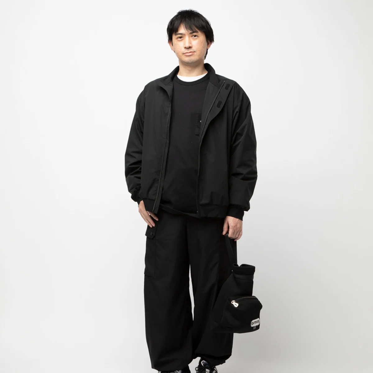 アシックスのテックなスニーカーがアクセント