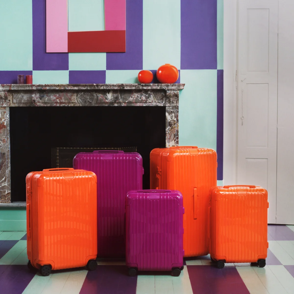 【差がつく大人のリモワ】GW旅は新しいキャリーケースで。人気の「エッセンシャル」に新色オレンジ、マゼンタが登場【RIMOWA】
