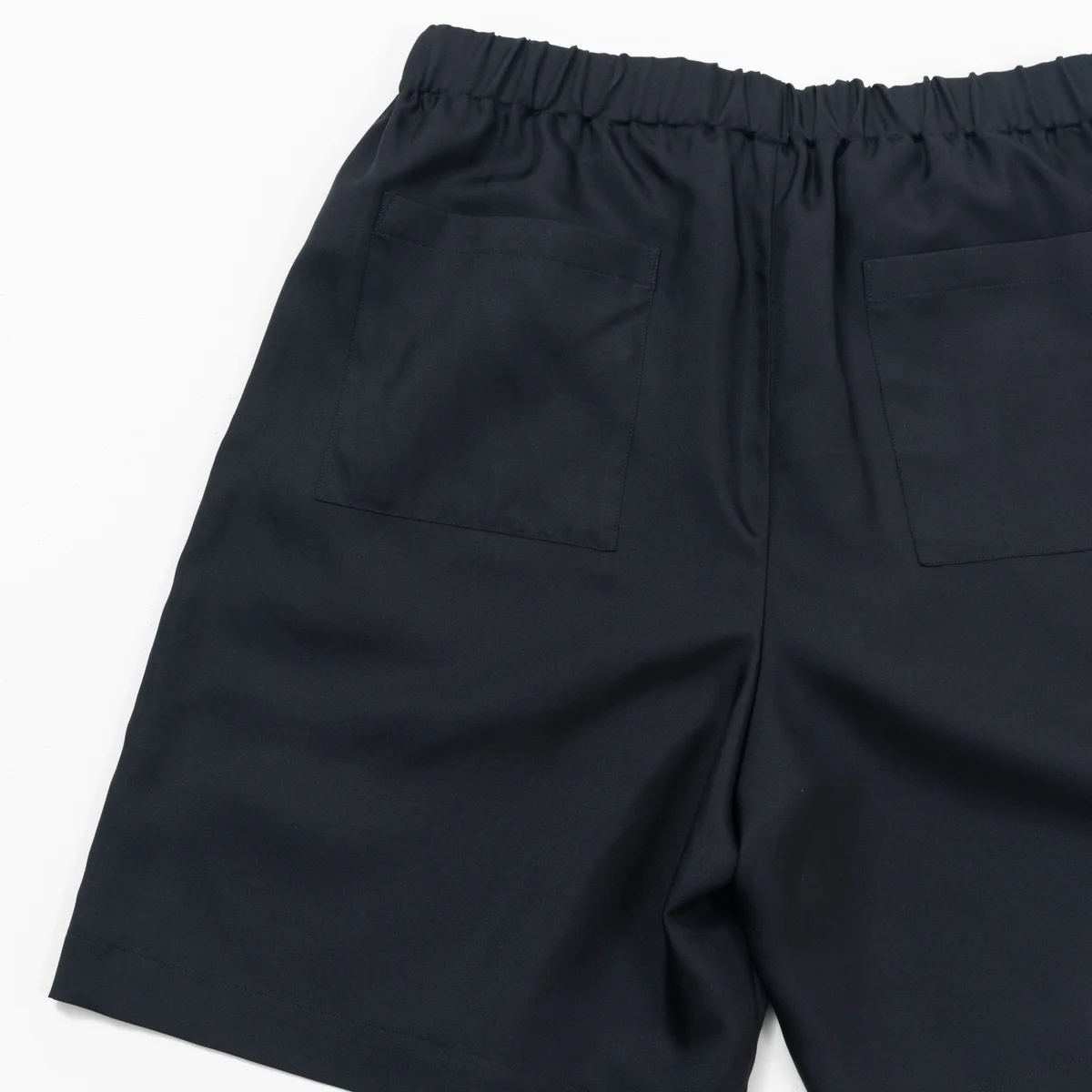 BODHI｜“VACANCES”シルクシャツとショーツのセットアップ