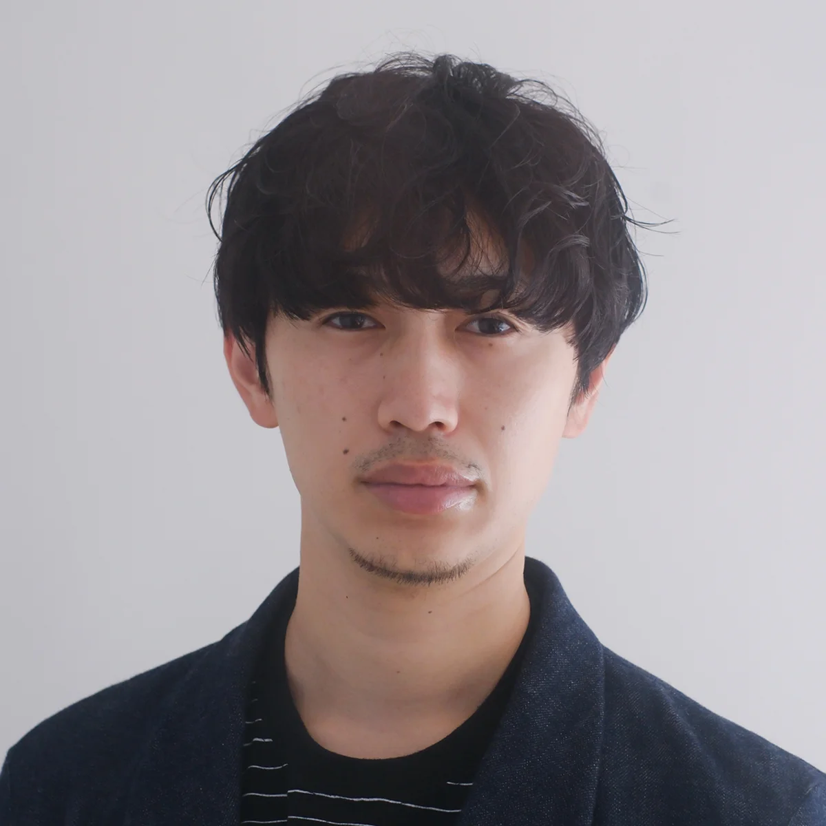 「前髪のカールで知的な色気を演出」