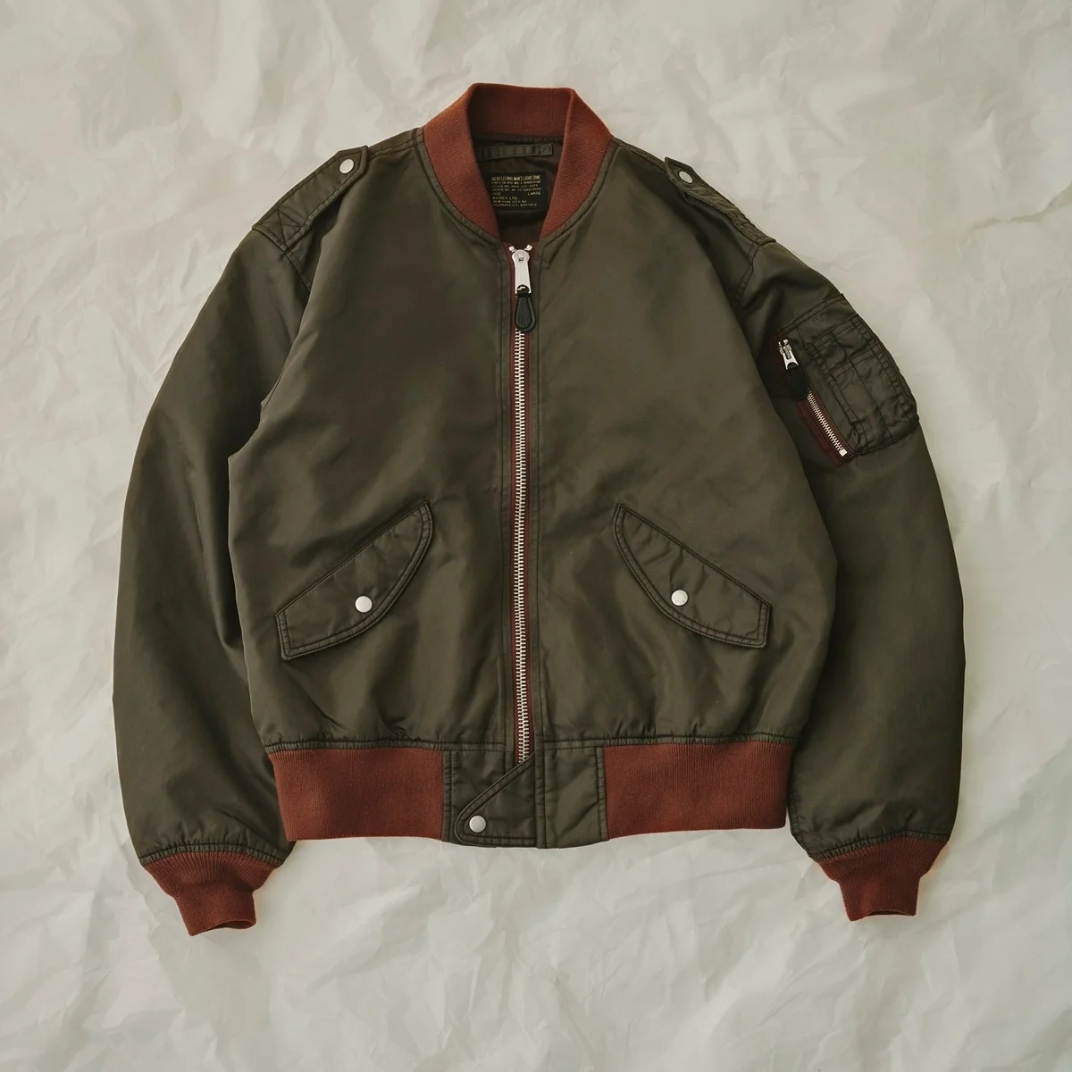 【差がつく大人のミリタリーアウター】名品フライトジャケット「L-2B」の別注ブラウンカラーが今っぽい