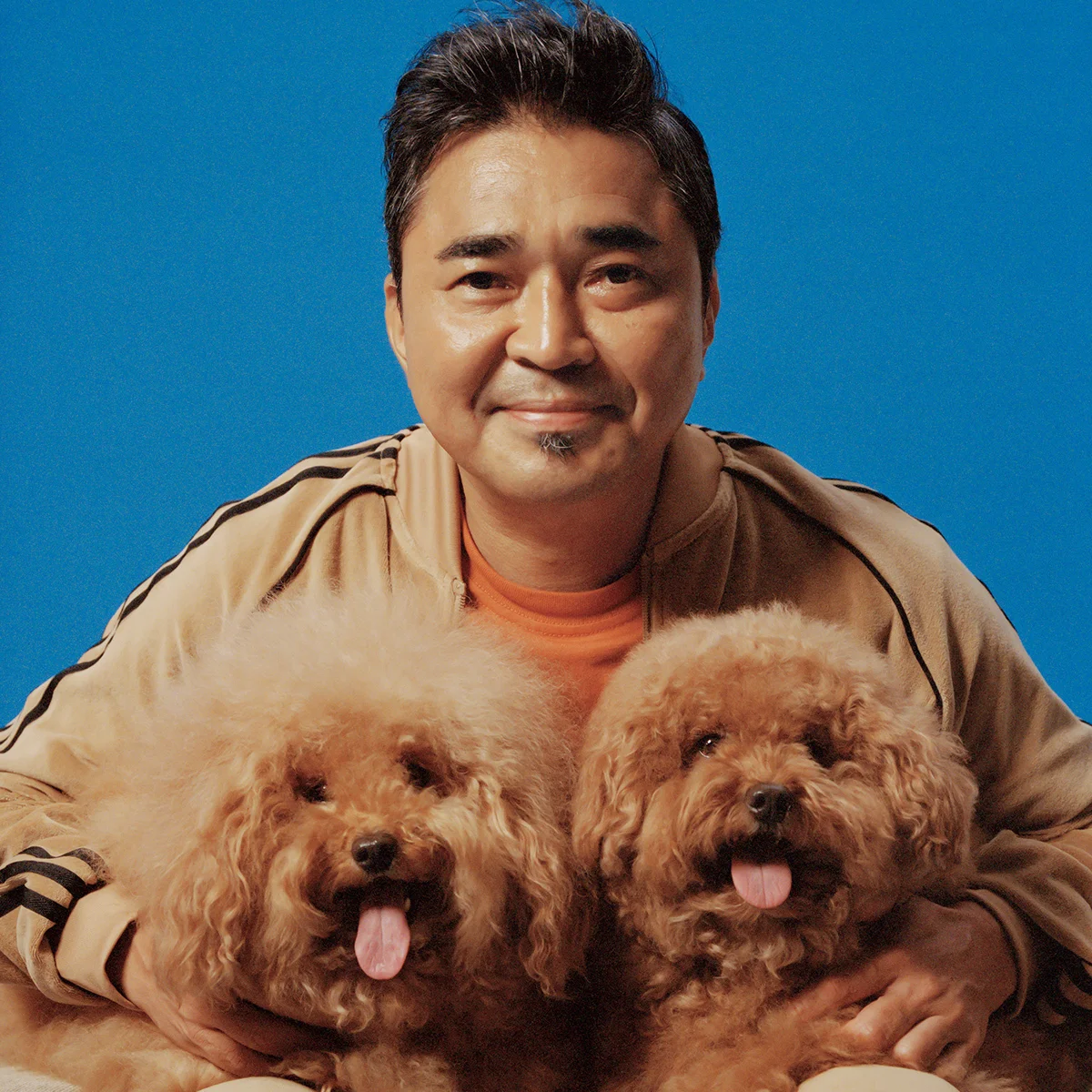 石野卓球と愛犬・サル＆ゲンキ「溺愛しすぎて、結果俺よりいい生活してます」【新連載｜犬を愛する男の肖像】