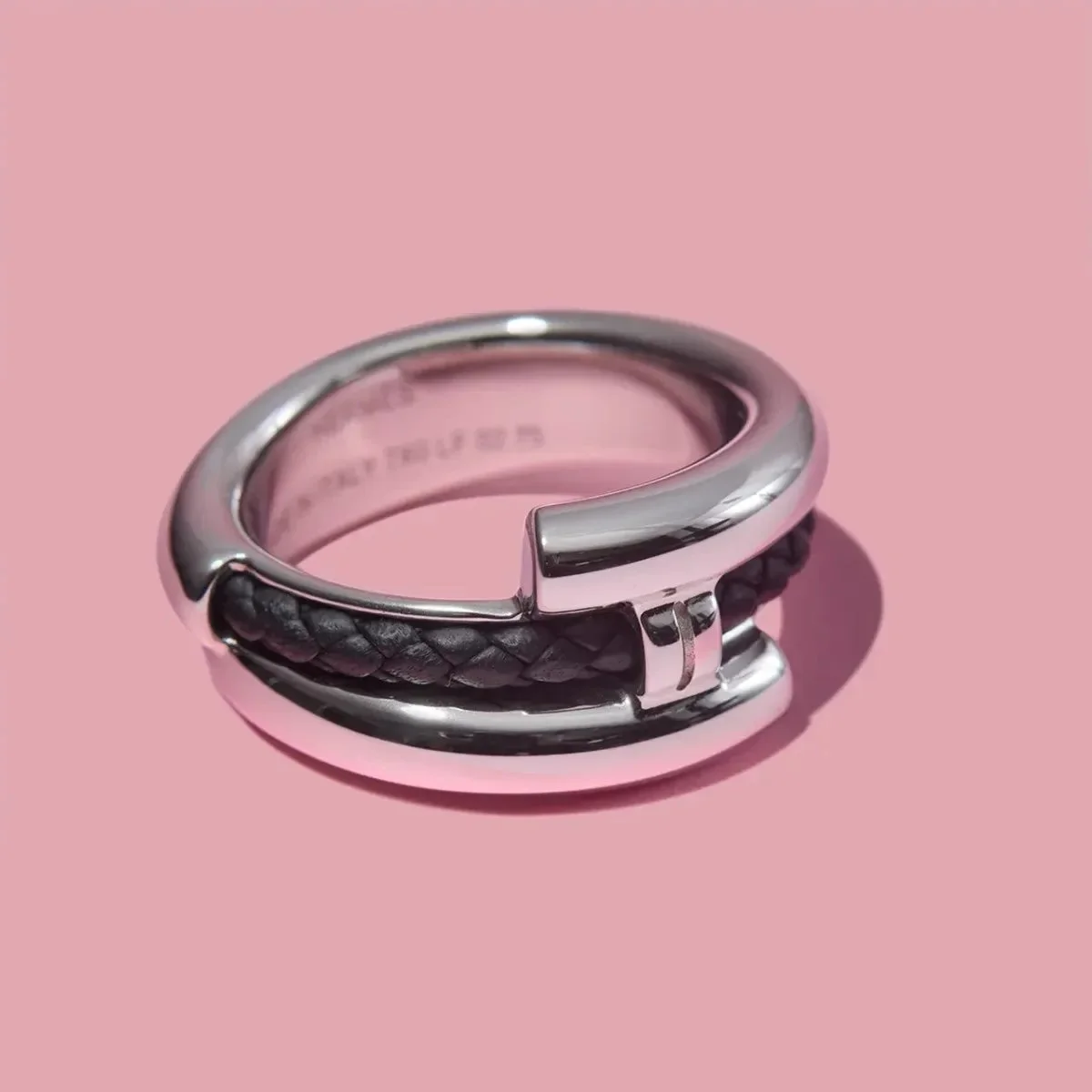 【エルメスの夏アクセ】《シェーヌ・ダンクル》モチーフのリング、《ケリー》と同じ留め具のブレスレット... 半袖の手元を格上げする5選