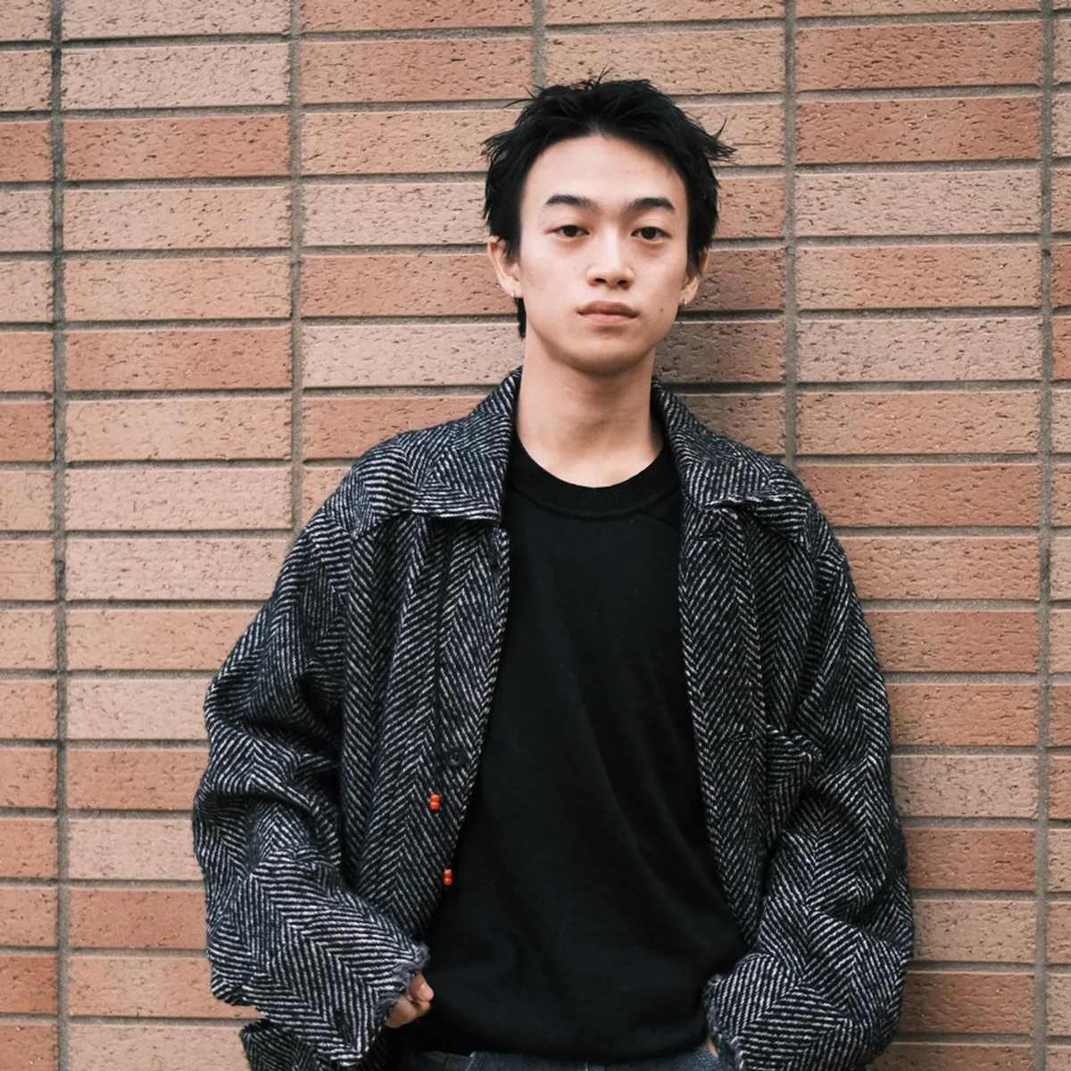 「動きが出にくい直毛には、ザクッとした束感で遊びをプラス」