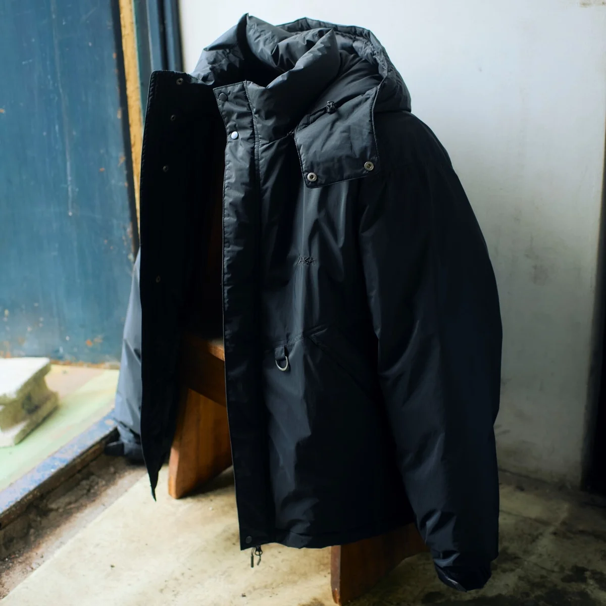 【差がつく大人のダウン】防水かつ軽量。「ナンガ」の名作がジャーナルスタンダード別注で90年代顔に