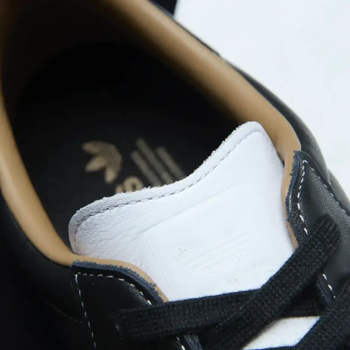 【大人が買うべき新作スニーカーBEST5】2位はサロモン×エムエム6 メゾン マルジェラ。1位はアディダス名作の別注モデル！【2025年12月】