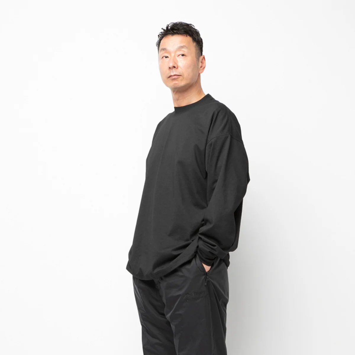 マットな素材で軽やかさを出した「オールブラック」