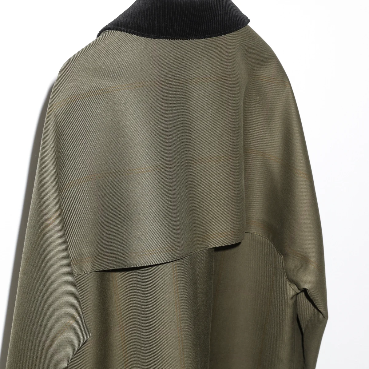 HEUGNのハーフコート“ローレンス”