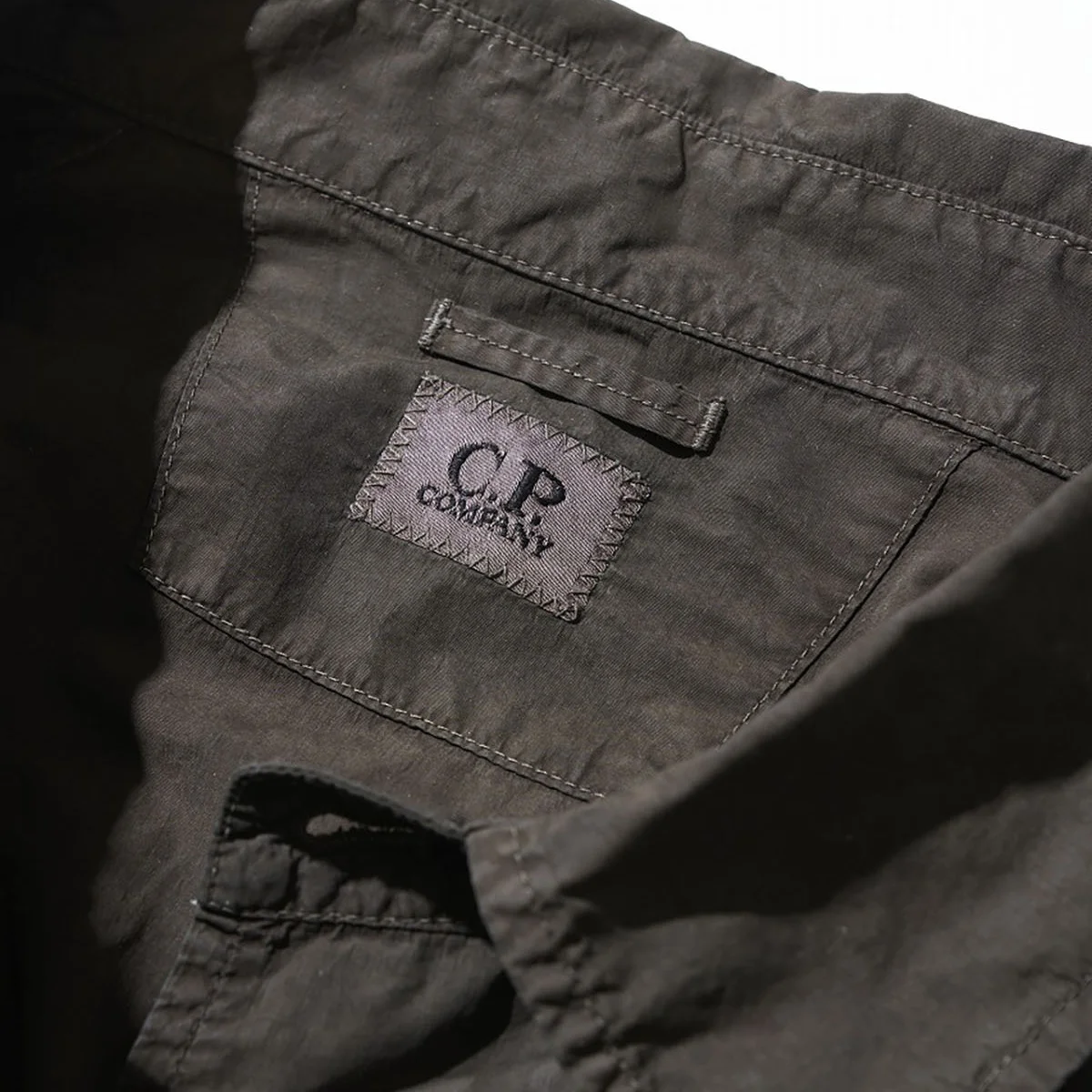 【差がつく大人の春服】日本伝統の「泥染」と「藍染」が生む特別な黒と青。「シーピーカンパニー」の限定ジャケット＆オーバーシャツが欲しい！