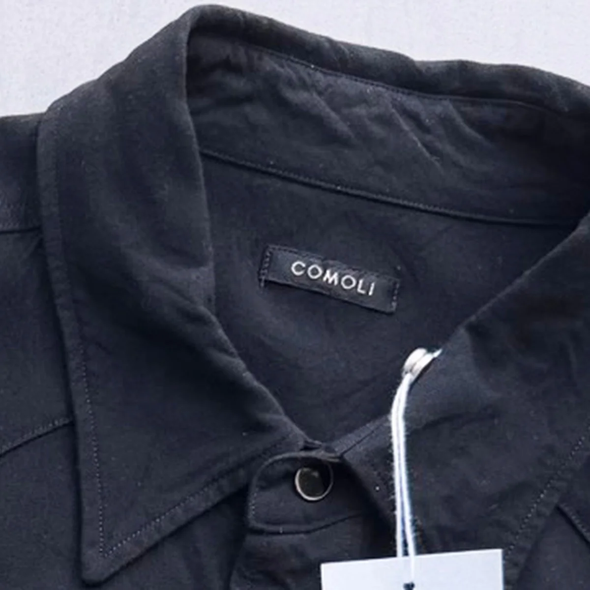 おしゃれな大人が買ってよかった「コモリ」の黒シャツは、前を開けても閉めてもサマになる