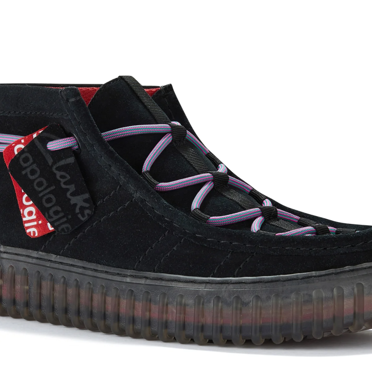 【差がつく大人のクラークス】黒の「トーヒル ハイ」をシューレースでアレンジした「トポロジー」コラボに注目