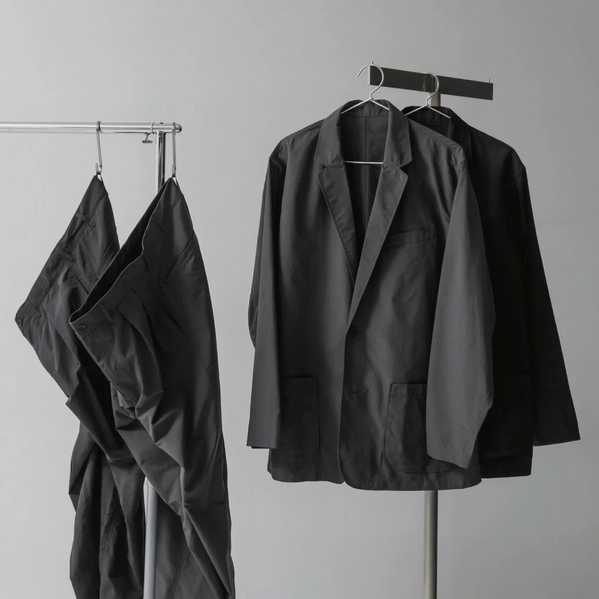 【オンオフ使える大人のセットアップ】3万円台で、軽量・撥水・速乾・UVカットと機能満載。「バーラップアウトフィッター」別注に注目