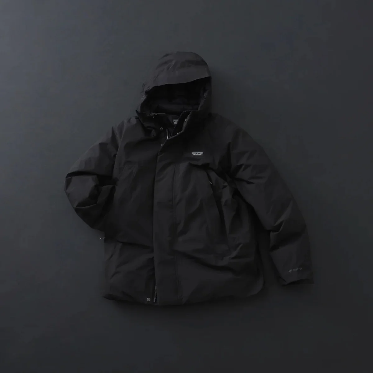 【Gallery】大人が買うべき「黒ダウン」20選。モンベル、パタゴニアからコム デ ギャルソンまで【2025-26年最新】