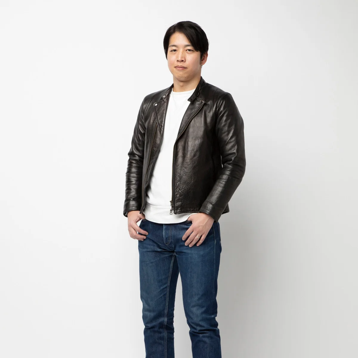 レザーで引き締める大人のデニムスタイル