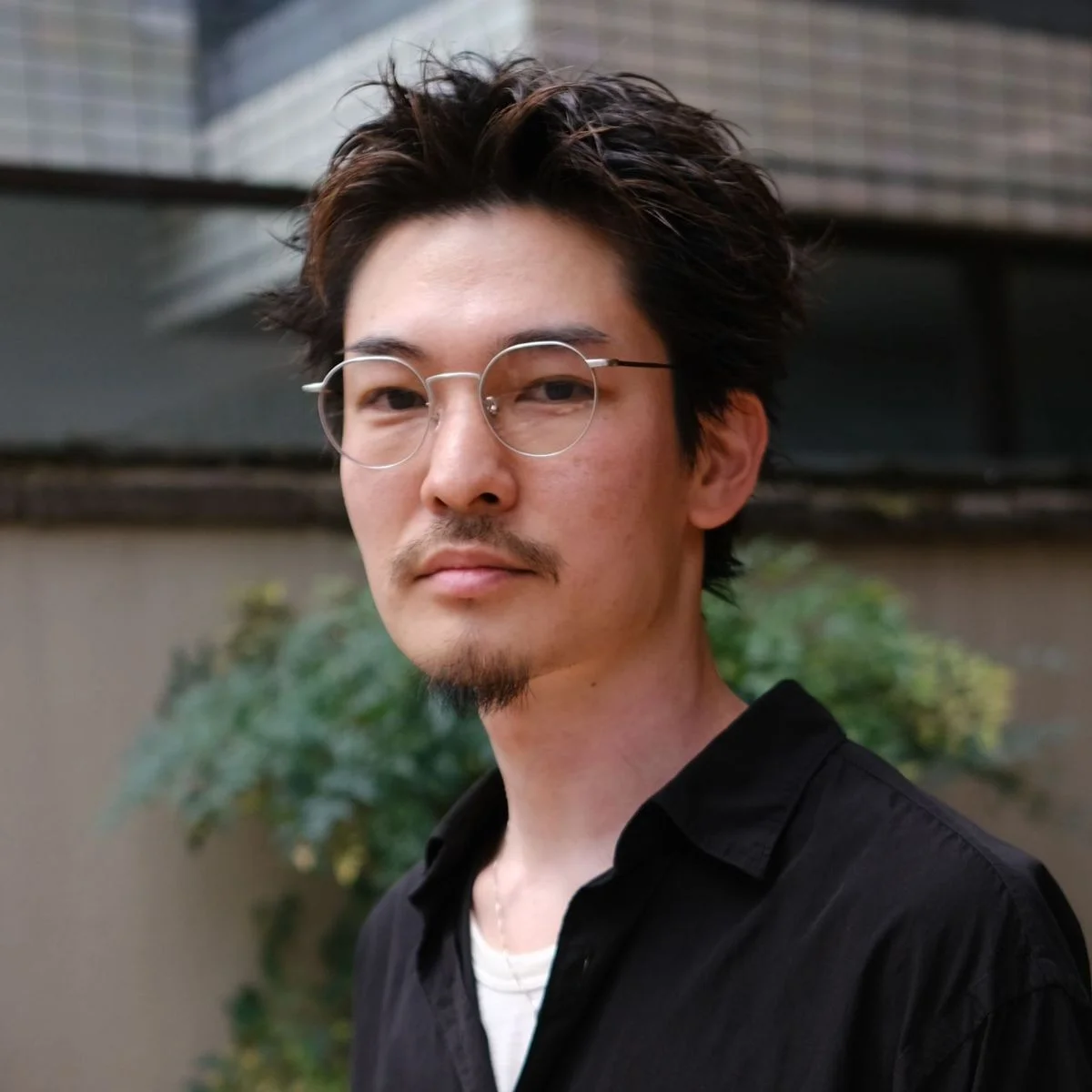 直毛の硬さを、洒落た動きに変える