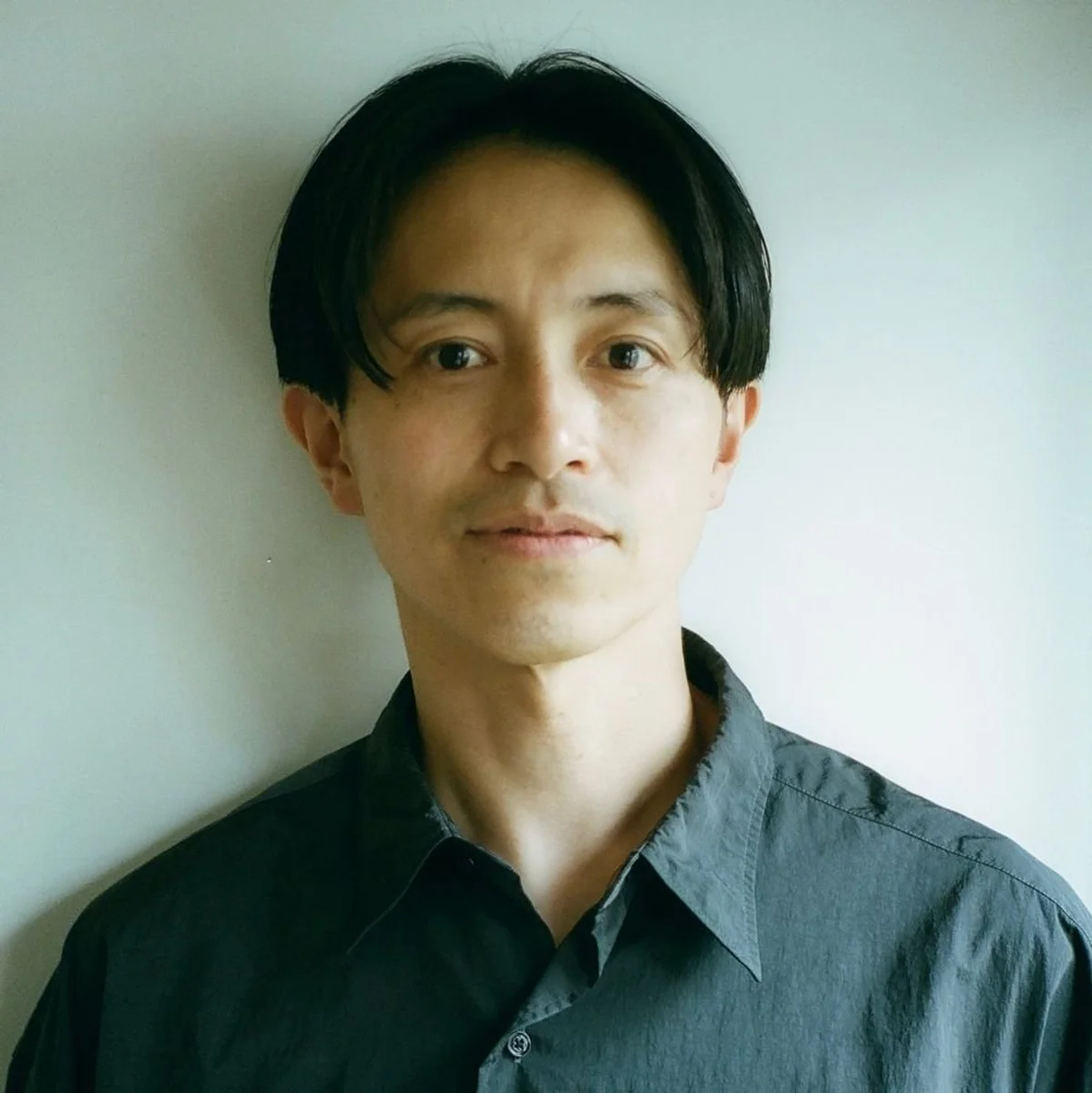 シャープなラインで、大人らしい表情に