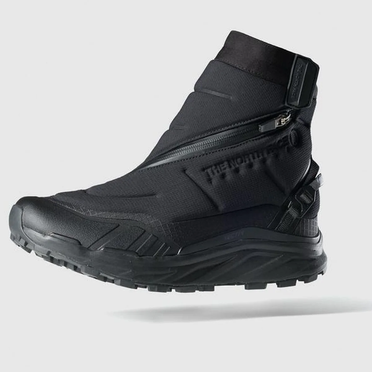 【大人のゴアテックス黒ブーツ】「ザ・ノース・フェイス」の新作2型に注目。着脱が楽ちんでグリップ力も抜群