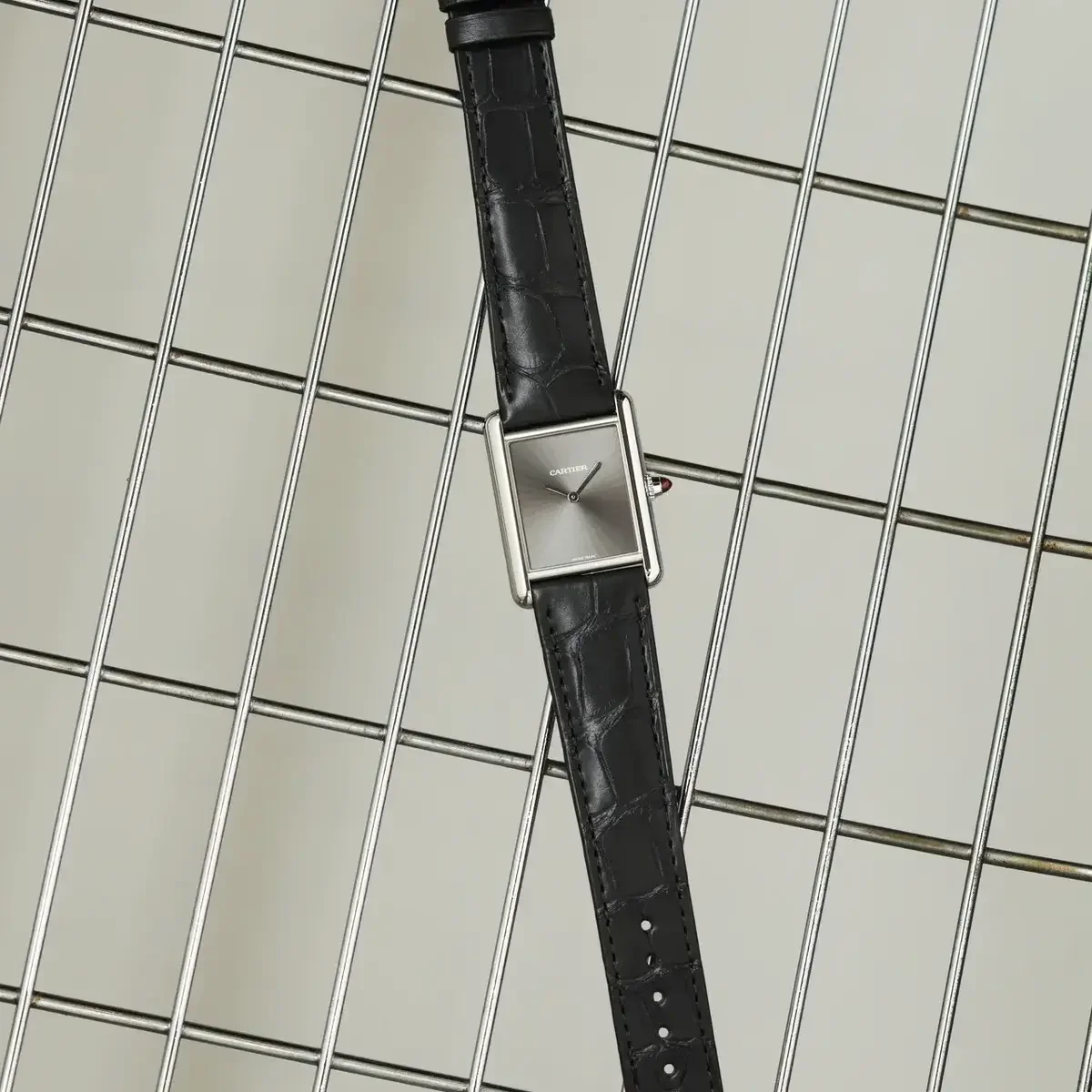 カルティエの「タンク ルイ カルティエ」、エルメスのネックウォレット... 2025年冬のエディター激推し「ブランド小物」4選