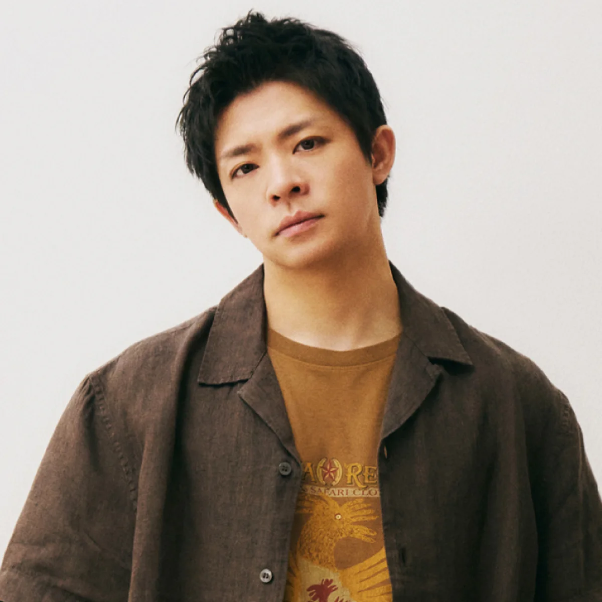 Number_i 岸 優太が着こなすバナナ・リパブリック新作。街でも旅でも活躍する大人の夏服 