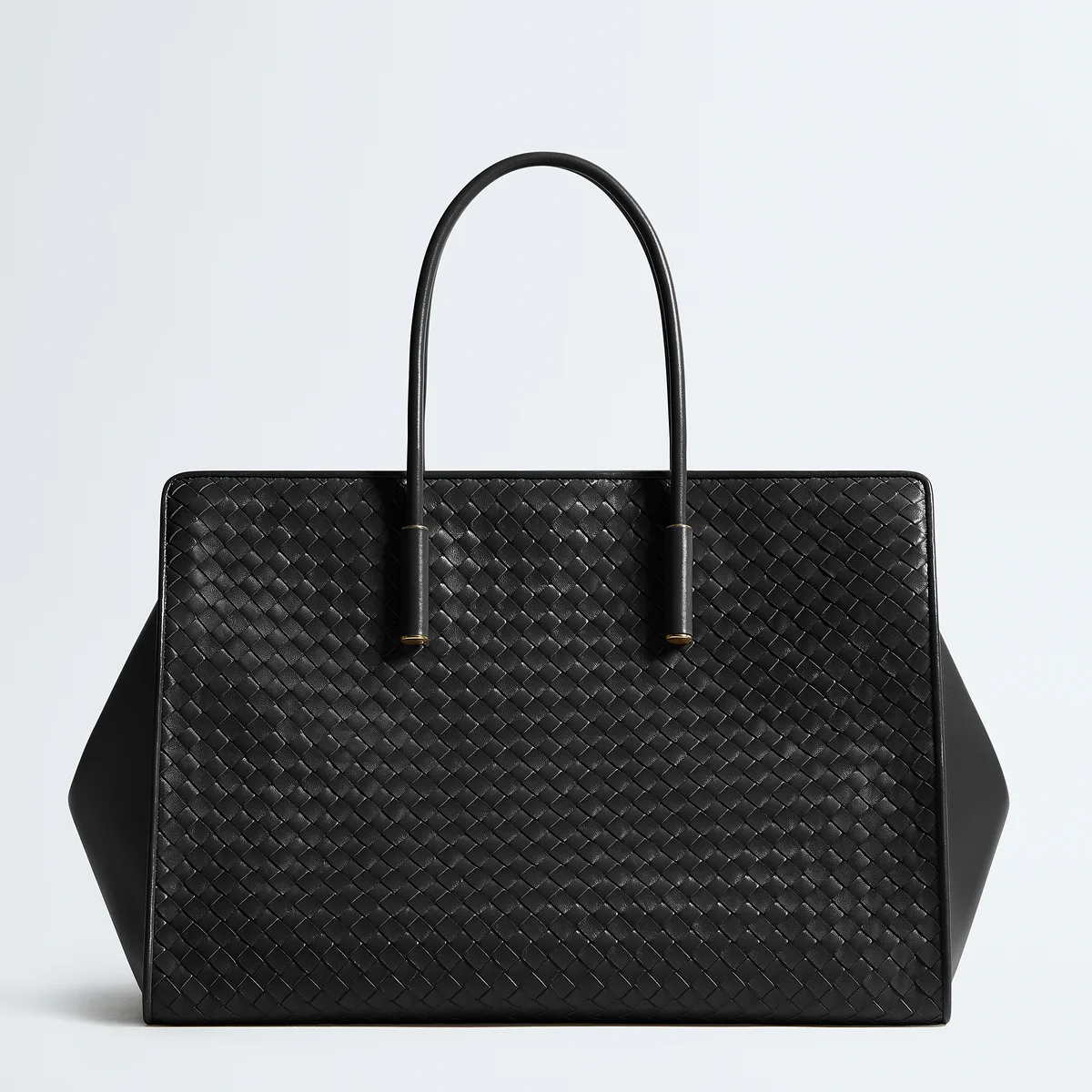 【ボッテガ・ヴェネタ】大人の新定番トートバッグ登場。構築美と扱いやすさを兼ねた新作「バーバラ トート」【BOTTEGA VENETA】