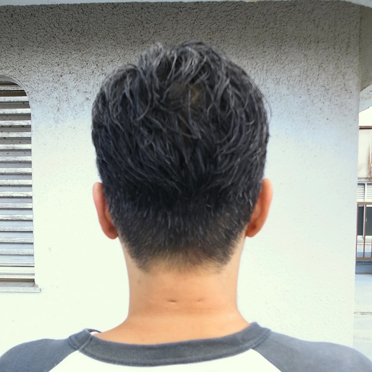 「グレイヘアは毛流れできれいに見せる」