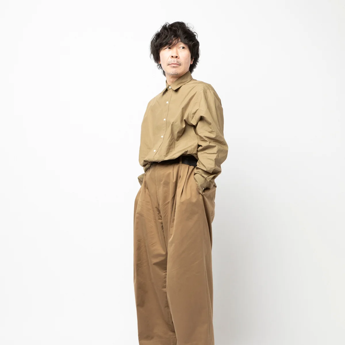 素材の違いで退屈にみせないワントーンの着こなし