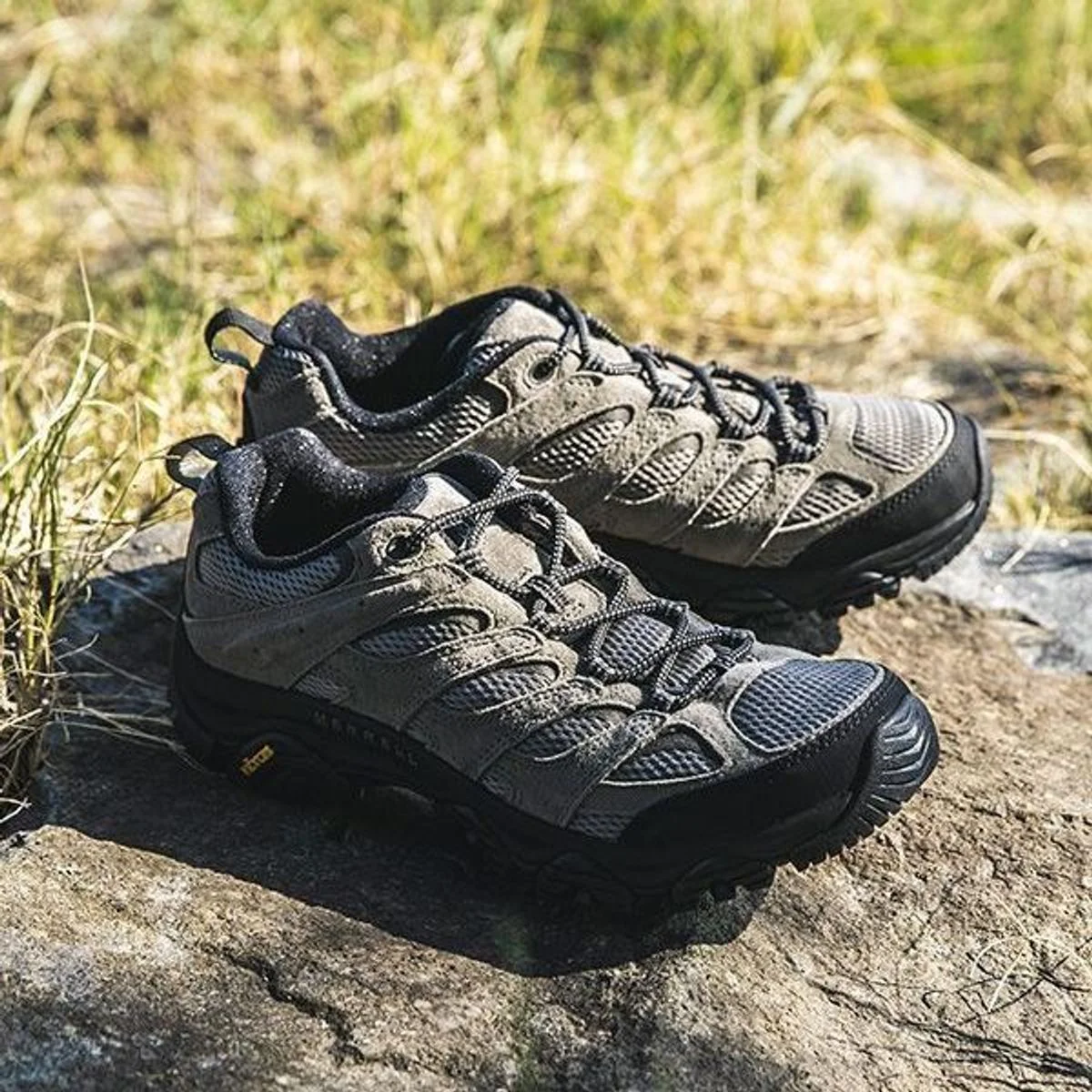【大人のメレル】秋冬スニーカーは黒よりグレー。名品「MOAB 3」に国内限定カラーが登場