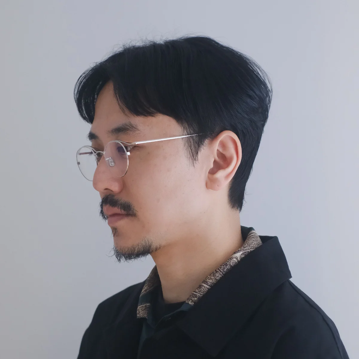 「ぺたっとしやすい前髪を、立ち上げて大人な表情に」