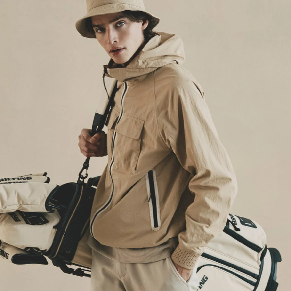 【差がつく大人のゴルフウェア】「ブリーフィング ゴルフ」春夏新作は“都会派ミリタリー”。街でも映える高機能スタイル