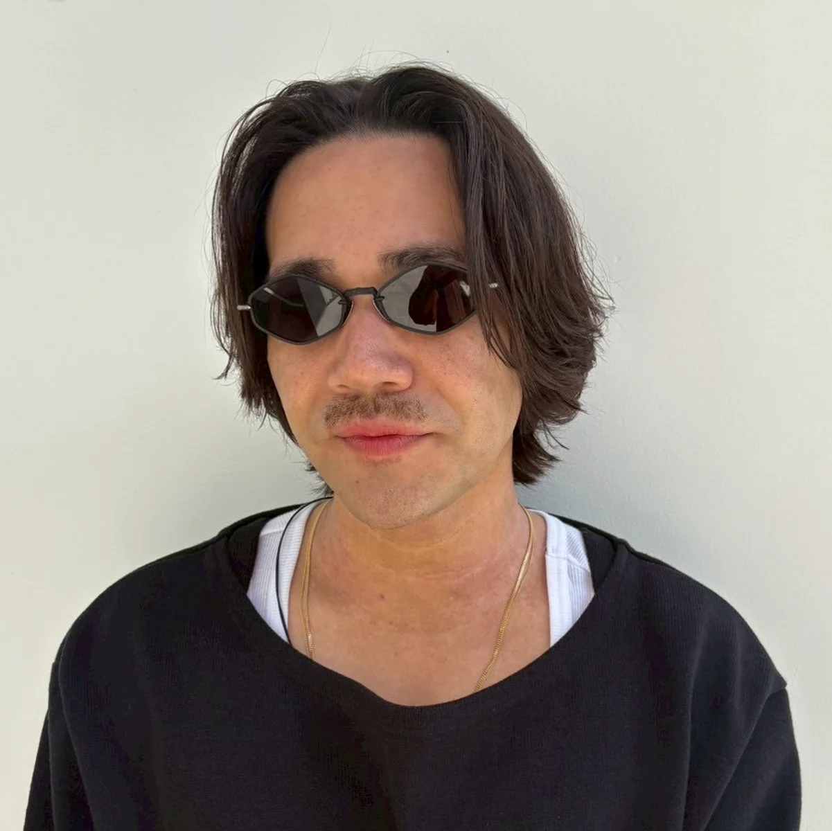 「直毛の人はパーマで表情をつける」