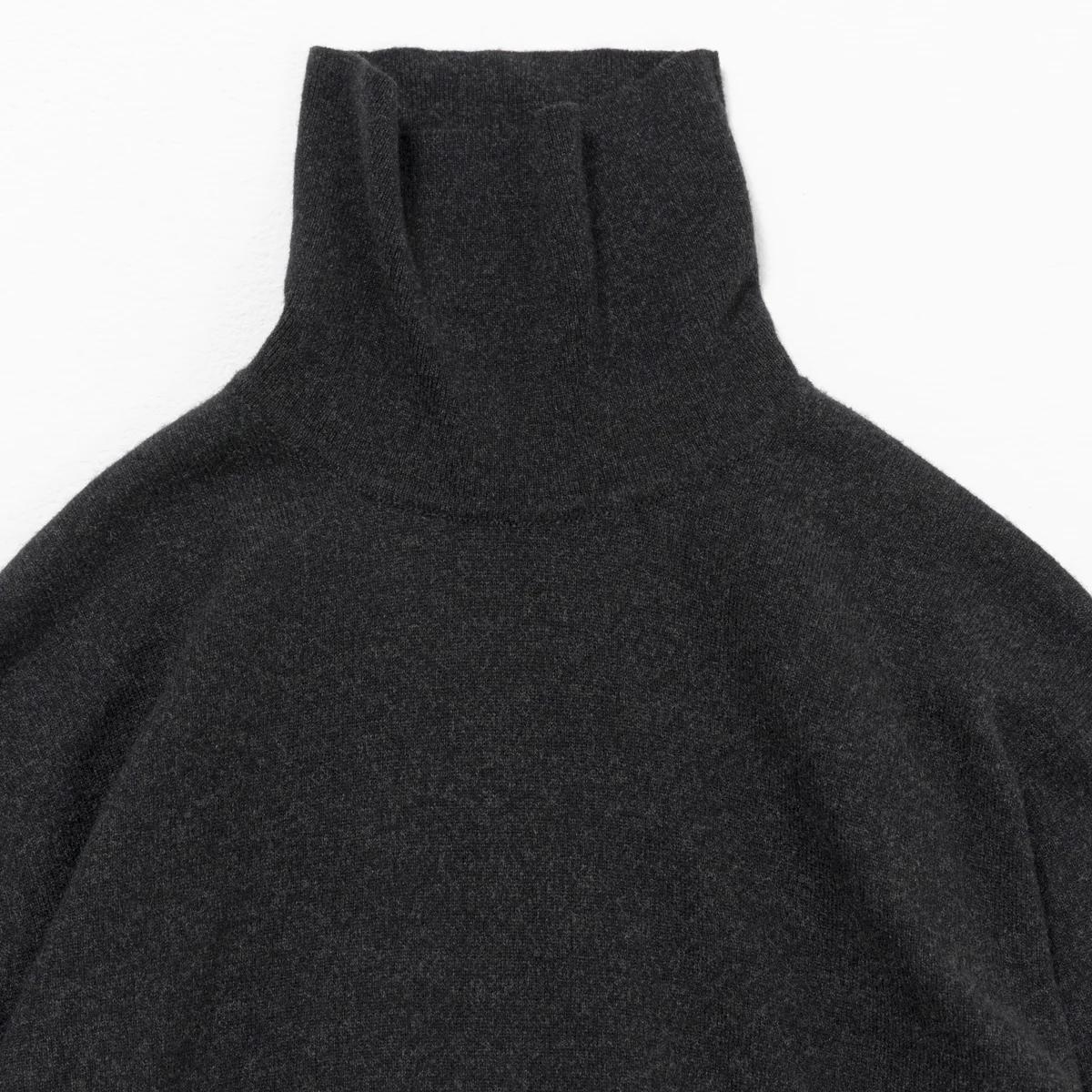 COMOLI｜SCOTT&CHARTERS別注 タートルネックニット