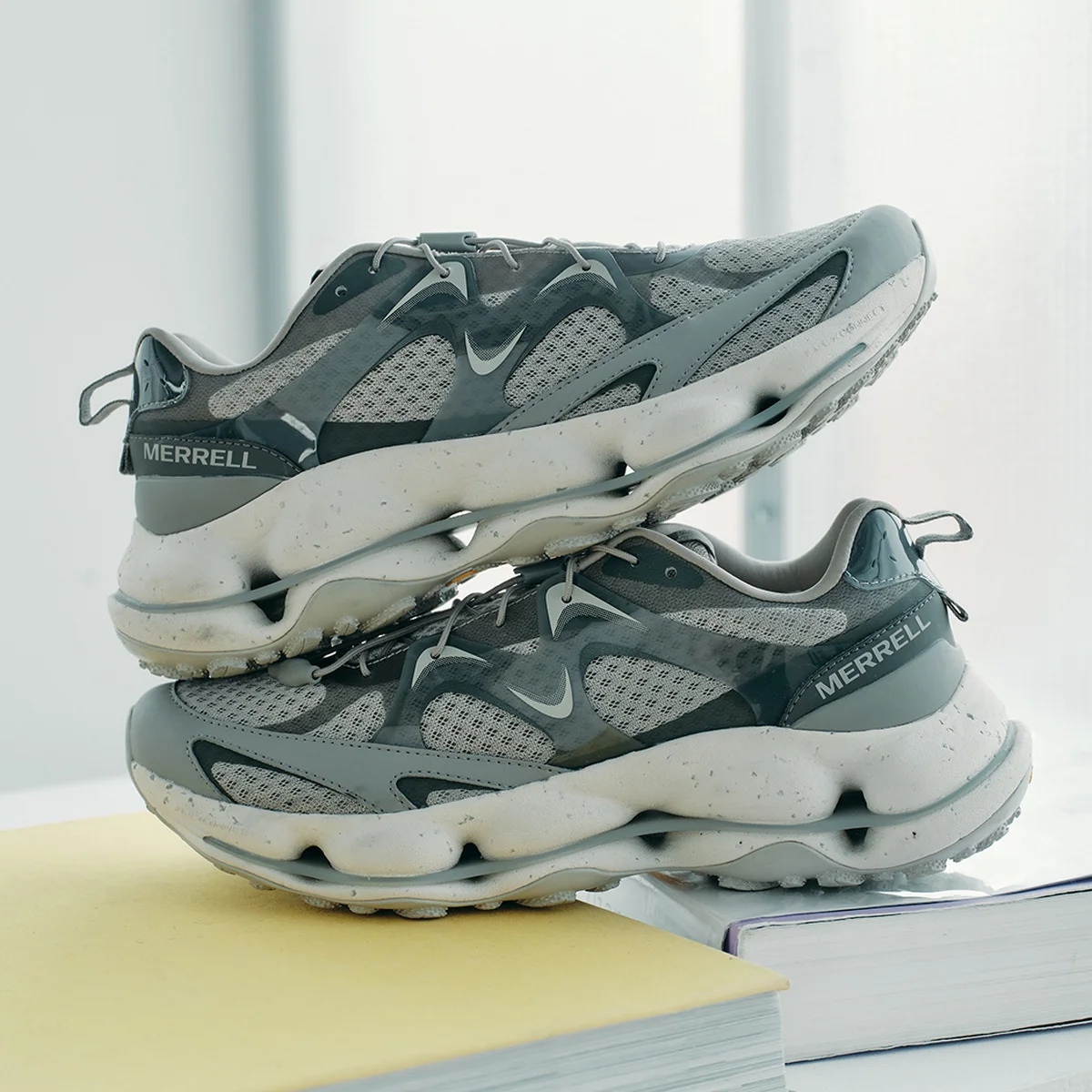 【差がつく大人のメレル】最新スニーカー「スピード アーク マティス」にジャーナル スタンダード レリューム限定カラーが登場