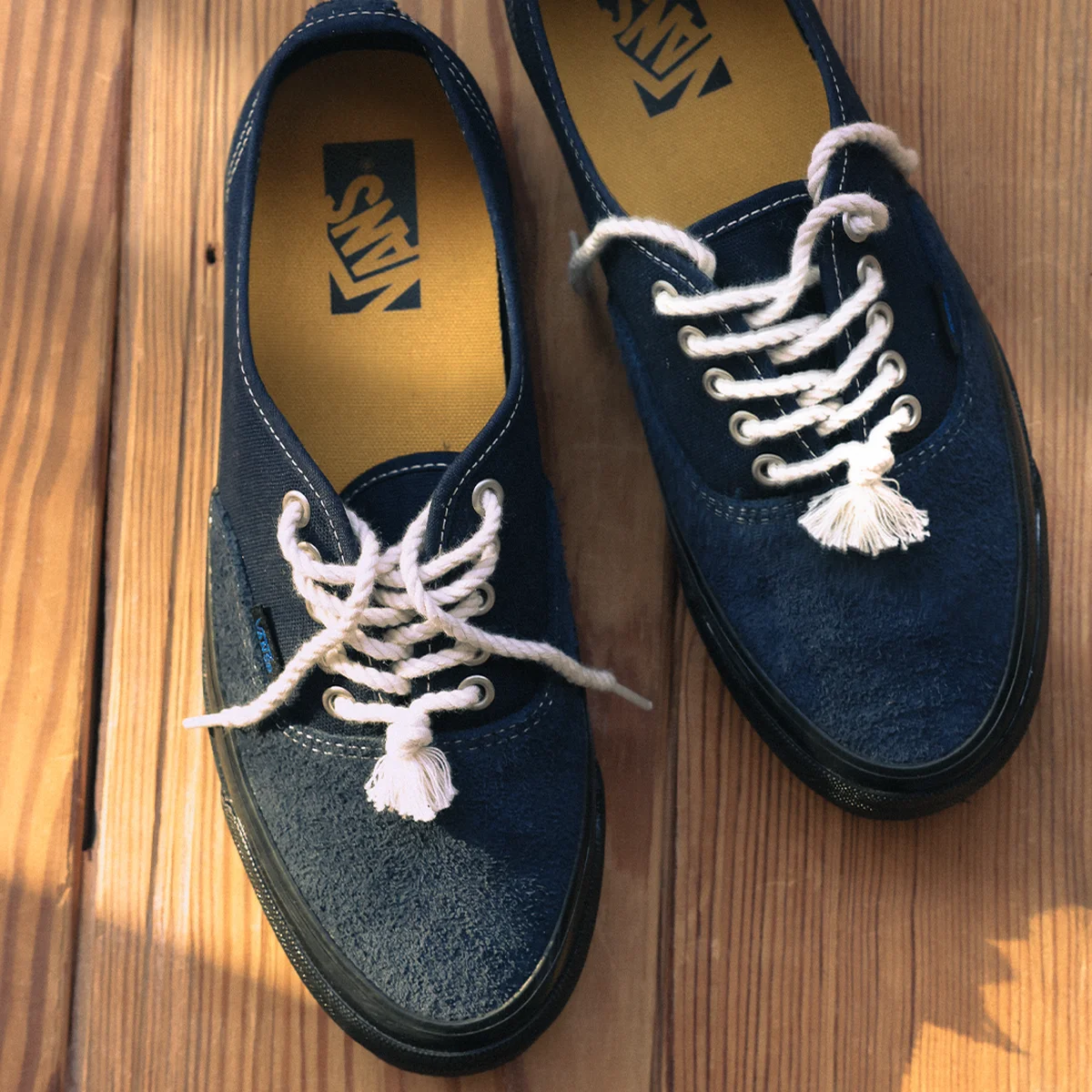 【大人のヴァンズ】完売必至。「オーセンティック」をデッキシューズ風にアレンジした「ジャーナル スタンダード」限定モデル