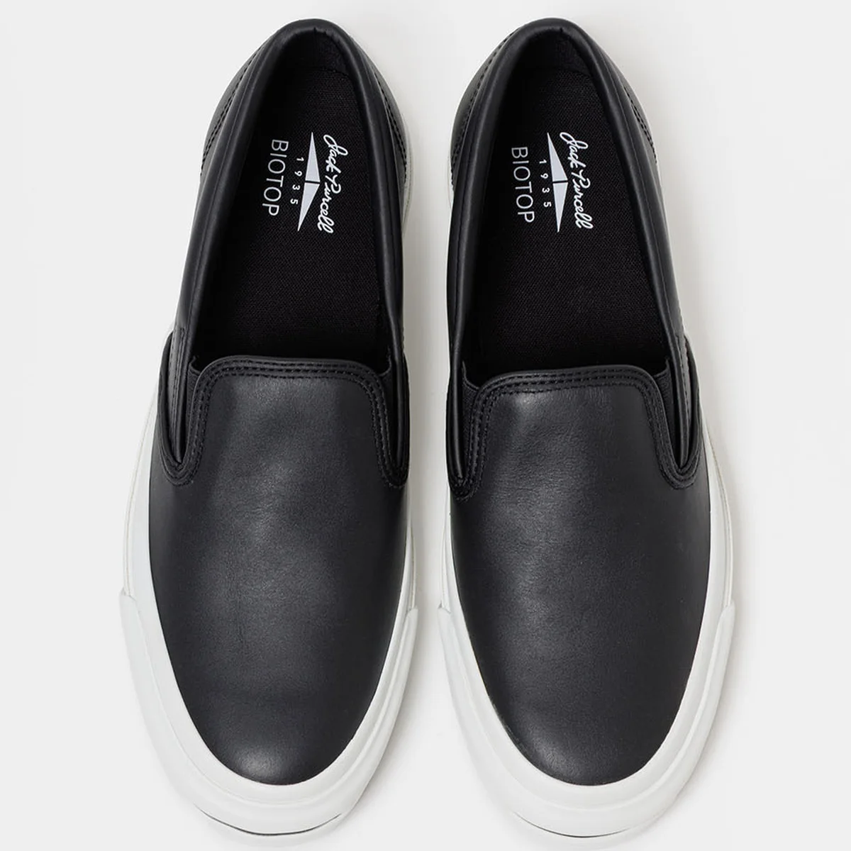 【差がつく大人の黒コンバース】ミニマルに仕上げた別注「ジャックパーセル 1935」スリップオンモデルが買い！ 