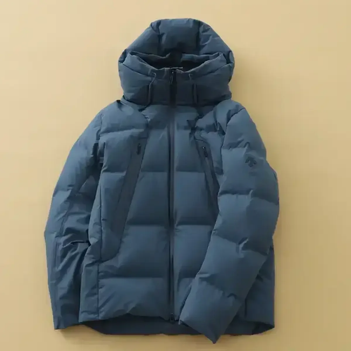 2位は『【大人のダウン】モンベル、モンクレール、ナンガ... 暖かくて雨にも強い。この冬選ぶべき「撥水・防水ダウン」6選』【月間人気記事BEST5｜2025年12月】