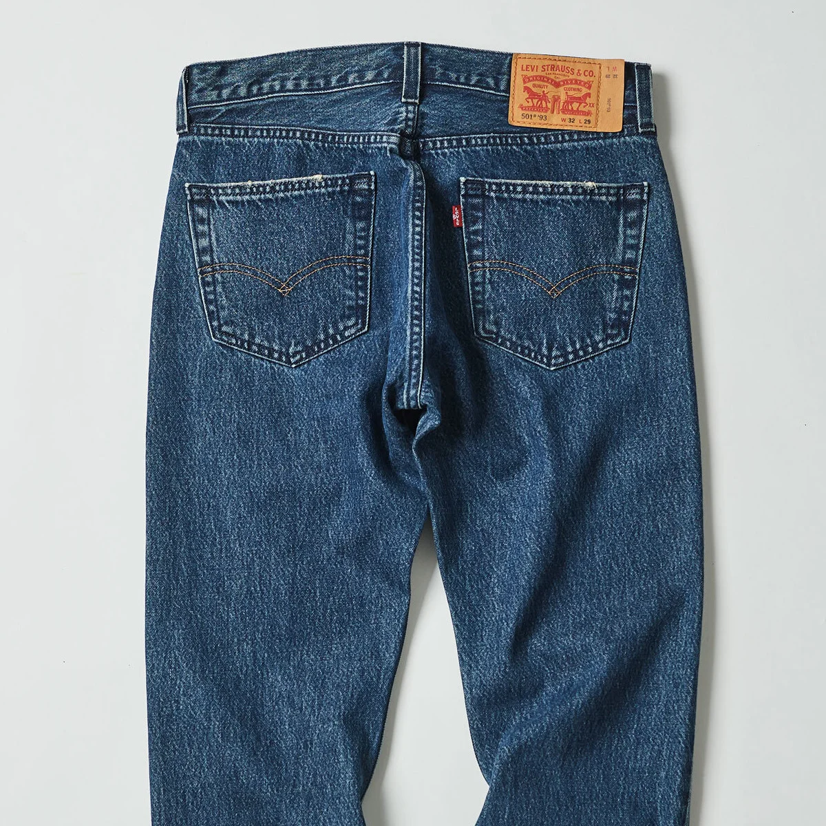 【大人の別注リーバイス】完売必至の「501®'93」。グリーンレーベル リラクシングとのコラボは上品な色落ちがいい感じ